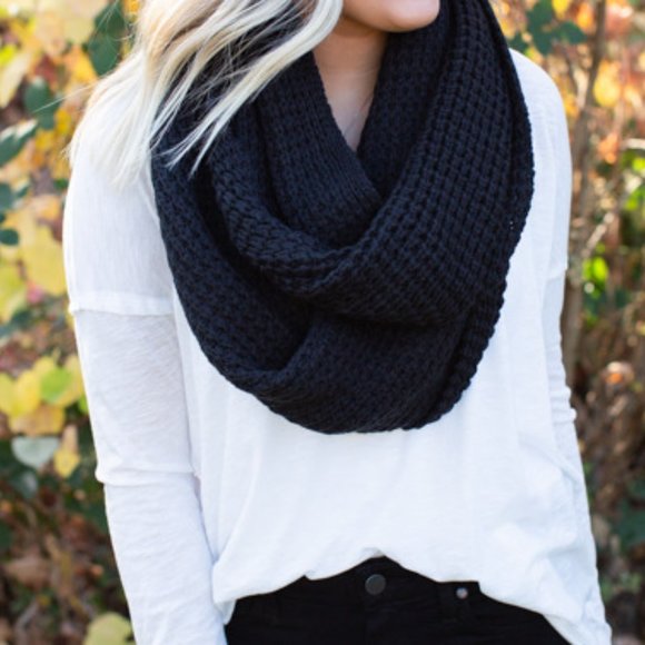 Zara Black Knit Infinity/Circle Scarf - Picture 6 of 6